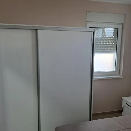 Lux Trosoban * 스렘스카 미트로비차