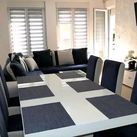 Lux Trosoban * 스렘스카 미트로비차